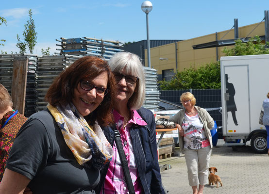 Tatkräftige Helferinnen Heike Haerkötter (lks.)  und Lisa Kriege