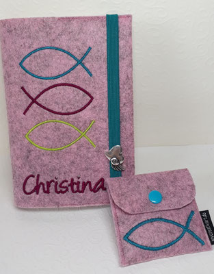 Stickmotiv Fischschwarm in türkis-beere-grün auf Filz in rosenholz-meliert (Stickdatei von Rock-Queen) mit passendem Rosenkranztäschchen Fisch (Stickdatei von Taera-DIY). Dieses Metallherz gibt es nicht mehr, aber andere - siehe Materialauswahl. 