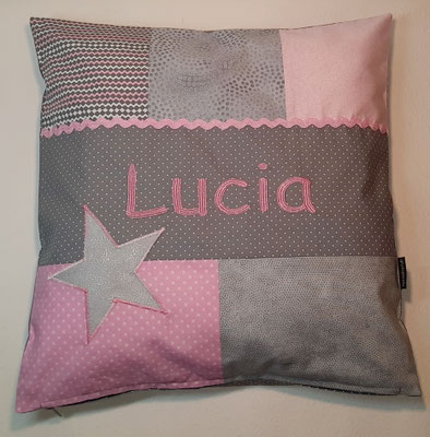 K Patchworkkissen in grau-rosa mit appliziertem Stern, hier 40x40 cm, Preis wie abgebildet incl. Inlett 31,-
