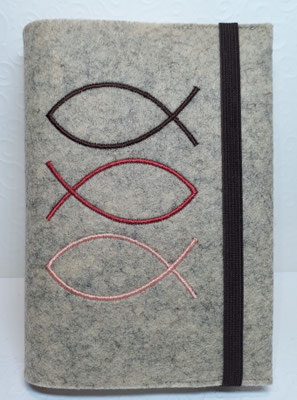 Stickmotiv Fischschwarm in braun-koralle-lachs auf Filz in muschel meliert (Stickdatei von Rock-Queen)