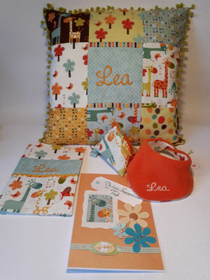 Flauschkissen, U-Heft-Hülle, Schnullertasche, Halstuch, Karte (Giraffenstoff creme + türkis vergriffen,  der braune reicht noch für ein Wärmekissen, Schnullerkette und Schnullertasche)