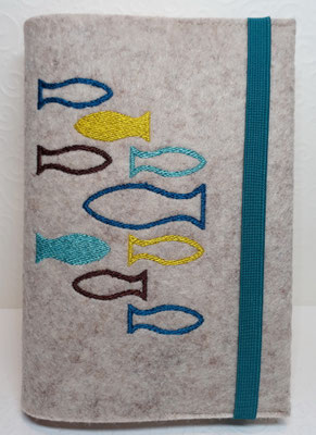 Stickmotiv Fische in türkis-senf-braun auf Filz in kamelhaar, Gummi petrol