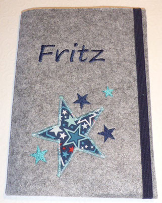 U-Heft "Fritz", gestickte Sterne mit Applikation, Filz hellgrau-meliert