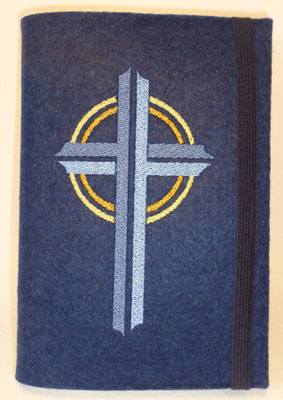 Stickmotiv Kreuz in hellblau mit Gummi in marine auf Filz in nachtblau