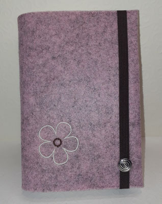 Stickmotiv "Eine Blume" in creme auf Filz in rosenholz-meliert, Gummi braun, Metalldeko Y