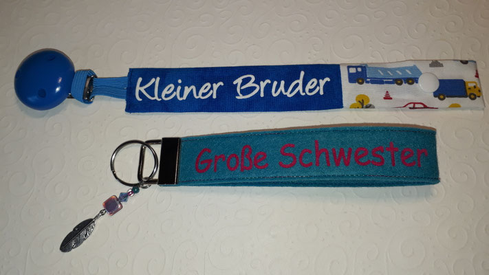 Geschwistergeschenk, Schnullerkette in "Fahrzeuge blau-weiß-rot", Anhänger für die Kindergartentasche aus Filz lago meliert