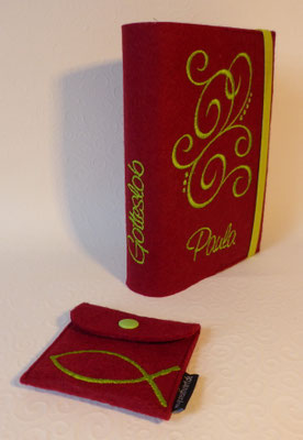 Stickmotiv Ranke in apfelgrün mit Gummi in apfelgrün auf Filz in bordeaux und passendem Rosenkranztäschchen Fisch (Stickdatei von Taera-DIY), Schriftart Saginaw