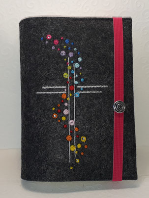 Stickmotiv "Bunte Punkte" in Regenbogen-Farben mit einzelnen Straßsteinchen und Gummi in pink auf Filz in dunkelgrau-meliert mit Metalldeko X
