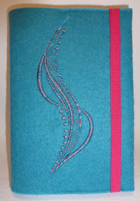 Stickmotiv Welle mit Farbverlaufsgarn in petrol-mint-pink auf Filz in lago und Gummi in pink