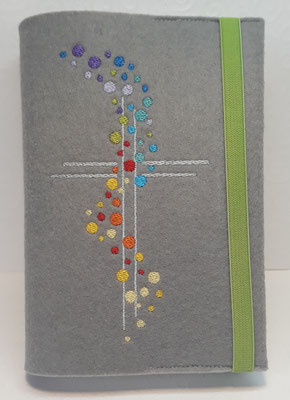 Stickmotiv "Bunte Punkte" in Regenbogen-Farben mit Gummi in grün auf Filz in grau 