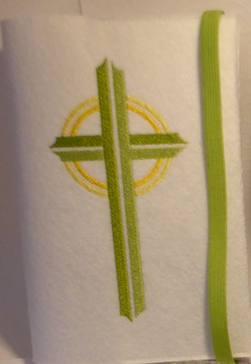 Stickmotiv Kreuz in apfelgrün-gelb und Gummi in apfelgrün auf Filz in weiß