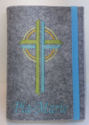 Stickmotiv Kreuz in grün-türkis auf Filz in hellgrau-meliert 