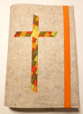Stickmotiv Mosaik-Kreuz in orange-grün-braun mit Gummi in orange auf Filz in kamelhaar