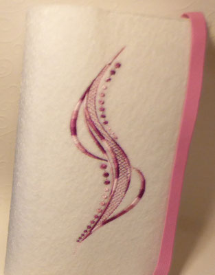 Stickmotiv Welle mit Farbverlaufsgarn in beere und Gummi in rosa auf weißem Filz