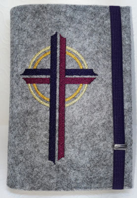 Stickmotiv Kreuz in lila-purpur mit Gummi in lila auf Filz in hellgrau-meliert