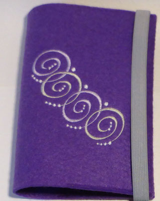 Stickmotiv Spiralkette in lavendel und Gummi in lavendel auf Filz in lila