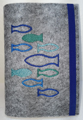 Stickmotiv Fische in blau-türkis auf Filz in hellgrau-meliert, Gummi blau