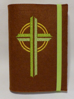 Stickmotiv Kreuz in apfelgrün und Gummi in apfelgrün auf Filz in braun 
