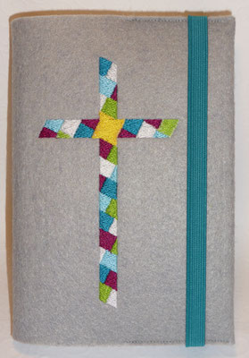 Stickmotiv Mosaik-Kreuz in türkis-purpur-grün it Gummi in türkis auf Filz in grau 