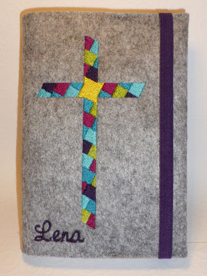 Stickmotiv Mosaik-Kreuz in türkis-lila-pink-grün mit Gummi in lila auf Filz in grau-meliert