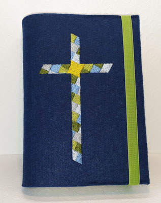 Stickmotiv Mosaikkreuz in grün-hellblau und Gummi apfelgrün auf Filz in nachtblau