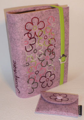 Stickmotiv Blumen in bordeaux-taupe-grün-rosa auf Filz in rosenholz-meliert mit passendem Rosenkranztäschchen