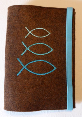 Stickmotiv Fische klein-groß in türkis auf Filz in braun-meliert (Stickdatei von Taera-DIY)
