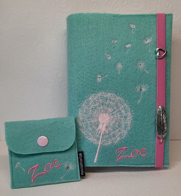 Stickmotiv "Pusteblume uni" in creme mit Strasssteinchen auf Filz in pastell türkis, Gummi + Name in rosa, Metalldeko B und N und passendem Rosenkranztäschchen (Stickdateien Rock-Queen)