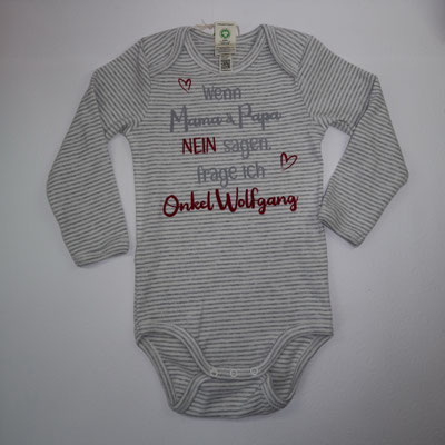 Ihr bringt den gewünschen Body vorbei (oder ich besorge einen), der dann mit eurem Wunschtext versehen wird. 