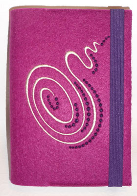 Stickmotiv Spirale in creme mit Gummi in lila auf Filz in hortensie