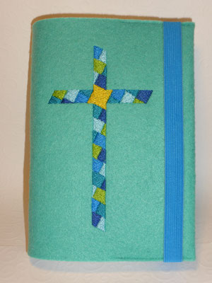 Stickmotiv Mosaikkreuz in blau-türkis-grün auf Filz in türkis mit Gummi in mittelblau