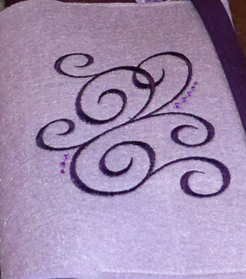 Stickmotiv Ranke in lila mit Gummi in lila auf Filz in lavendel