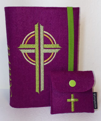 Stickmotiv Kreuz in grün-gelb auf Filz in hortensie, Gummi grün, passendem Rosenkranztäschchen (Stickdatei Tanja Resing - himbeerdesign)