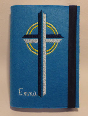 Stickmotiv Kreuz in marine-hellblau auf mittelblauem Filz, Schriftart CAC Pinafore