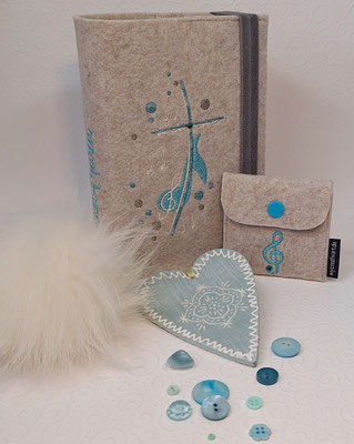 Bestickte Filzeinbände für Gotteslob, Gesangbuch, Bibel sowie Rosenkranztäschchen. Viele Modelle sind schon im Onlineshop zu finden, der Rest auf der Homepage.