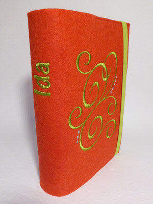 Stickmotiv Ranke in apfelgrün mit Gummi in apfelgrün auf rotem Filz, Schriftart AR Cena