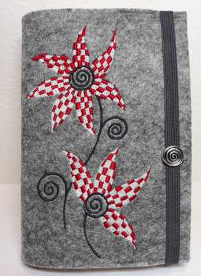 Stickdatei "Schachbrettblume" in rot-weiß-grau auf Filz in hellgrau-meliert, Gummi dunkelgrau, Metalldeko X
