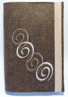 Stickmotiv Spiralkette in nougat-creme udn Gummi in natur auf Filz in braun-meliert