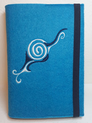 Stickmotiv Schnecke in marine-hellblau auf Filz in mittelblau, Gummi in marine