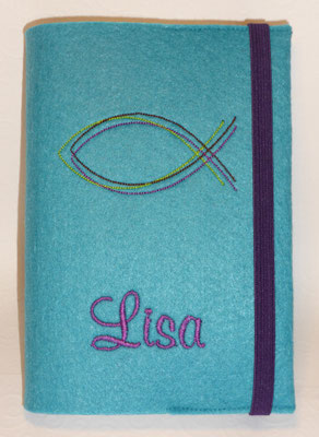 Stickmotiv Dreilagiger Fisch in aubergine-lila-grün mit Gummi in lila auf Filz in lago, Schrift in lila mit Schriftart Mural Script (Stickdatei: Rock-Queen)