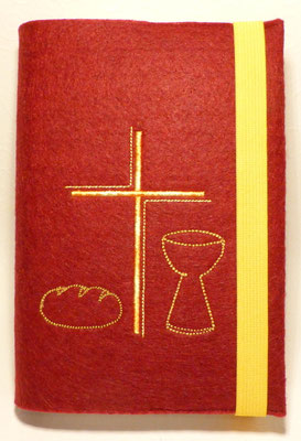 Stickmotiv Brot, Bogenkreuz, Kelch (Stickdatei: Rock-Queen)  in gelb-orange auf Filz in bordeaux (Filzfarbe sieht in echt dunkler aus)