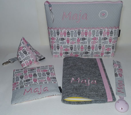 Wickeltasche, Schnullertasche, Wärmekissen, Schnullerkette mit "Eulen rosa" und U-Heft-Hülle in Filz hellgrau-meliert, Schrift in rosa auf sehr hellgrauem Punktestoff, nur noch sehr wenig Stoff da