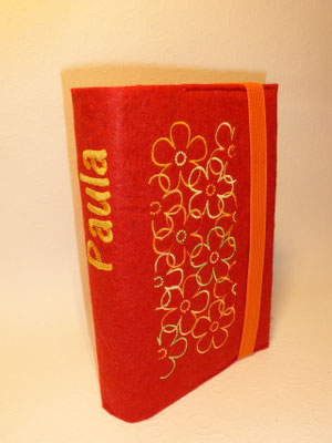Stickmotiv Blumen in grün-orange auf rotem Filz, Schriftart AR Cena