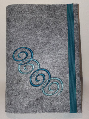 Stickmotiv Spiralkette in türkis-mint auf Filz in hellgrau-meliert