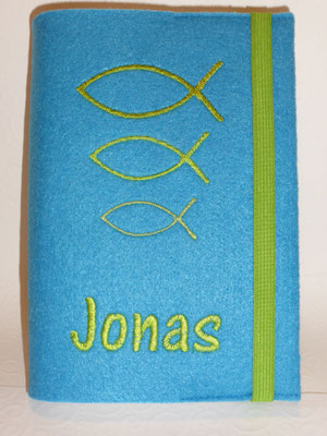 Stickmotiv Fische groß-klein in apfelgrün auf Filz in mittelblau, Schriftart AR Cena (Stickdatei von Taera-DIY)
