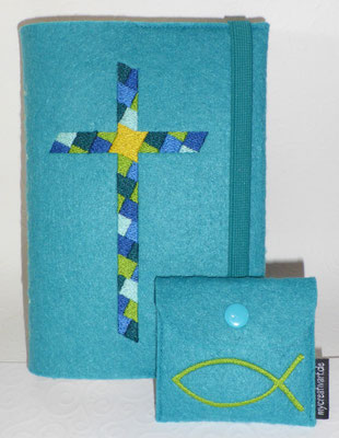 Stickmotiv Mosaikkreuz in petrol-blau-grün mit Gummi petrol auf Filz in lago mit farblich passendem Rosenkranztäschschen Fisch (Stickdatei von Taera-DIY) 