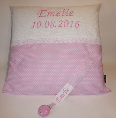 Flauschkissen, Schnullerkette in rosa-weißer Kombination