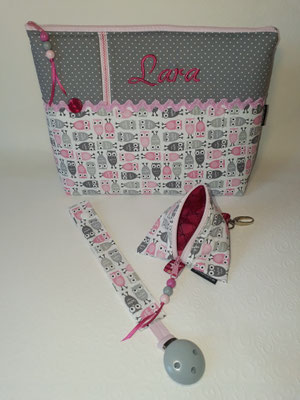 Wickeltaschen, Schnullertasche, Schnullerkette in "Eulen rosa", Schrift in pink, nur noch sehr wenig Stoff da