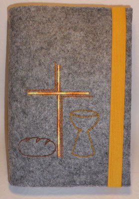 Stickmotiv Brot, Kreuz, Kelch in gelb-orange auf Filz in hellgrau-meliert (Stickdatei: Rock-Queen)