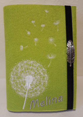 Stickmotiv Pusteblume uni in weiß auf Filz in pistazie (Stickdatei von Rock-Queen), Schrift silber, Gummi dunkellila, Metalldeko B